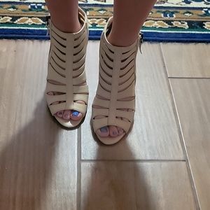 Crown Vintage tan heels